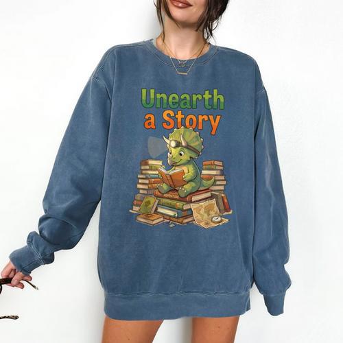Unearth a Story Triceratops Dinosaur Reading Books Cute Dino Comfort Colors Sweatshirt - Bookorys DE
