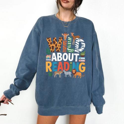 Wild About Reading Zoo Animals Books Reader Lover Comfort Colors Sweatshirt - Bookorys DE