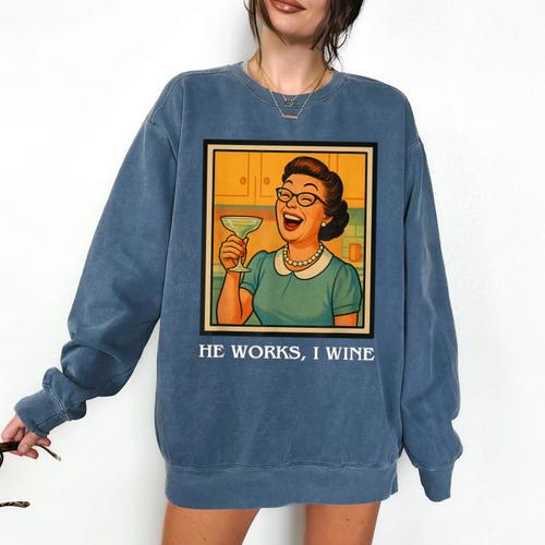 I Wine Housewife Retro Nostalgia Classic 1950s Vintage Humor Comfort Colors Sweatshirt - Figerry
