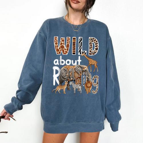 Zoo Animals Wild About Reading Books Reader Lover Librarian Comfort Colors Sweatshirt - Bookorys DE