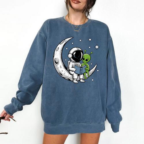 Astronaut Reading Book To Alien Moon Space Astronomy Comfort Colors Sweatshirt - Bookorys DE