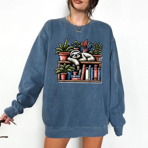 Cosy Sloth In Bookshelf With Plants Comfort Colors Sweatshirt - Bookorys DE
