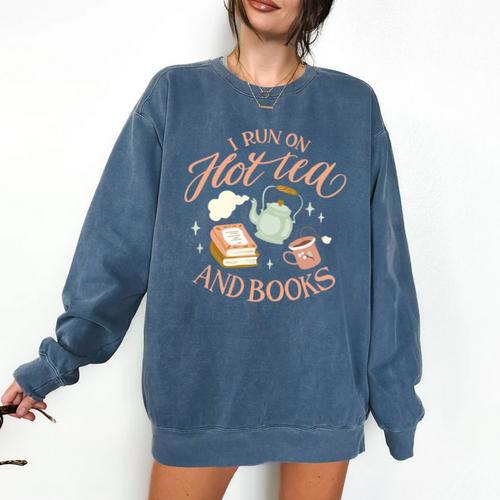 I Run ON HOT Tea & Books Reader Reading Meme Comfort Colors Sweatshirt - Bookorys DE