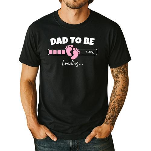Dad To Be 2026 Loading Pink Little Girl Pregnancy Reveal Men's Casual T-Shirt - Father's Day Fun