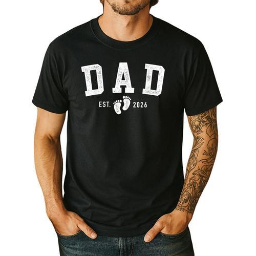 Dad Est 2026 Baby Feet First Time Daddy Men's Casual T-Shirt - Father's Day Fun