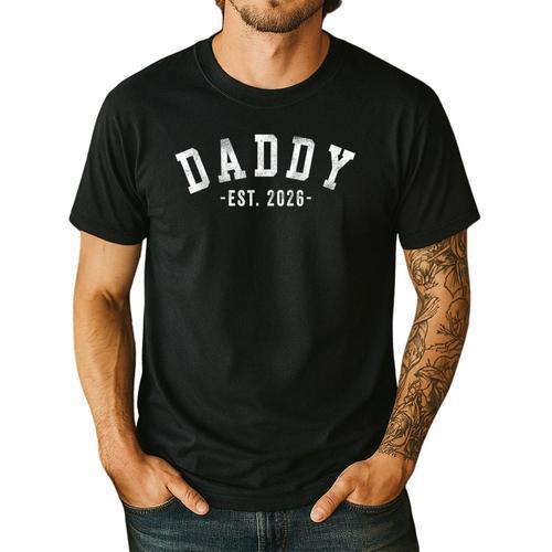 Daddy 2026 Classic Bold Font Men's Casual T-Shirt - Father's Day Fun