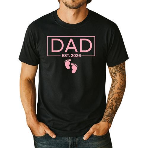 Girl Dad Est 2026 To Be First Time Girl Dad New Daddy Men's Casual T-Shirt - Father's Day Fun