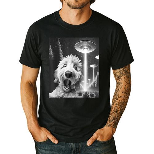 Goldendoodle Alien UFO Taking a Selfie Dog Mom Dad Men's Casual T-Shirt - Father's Day Fun