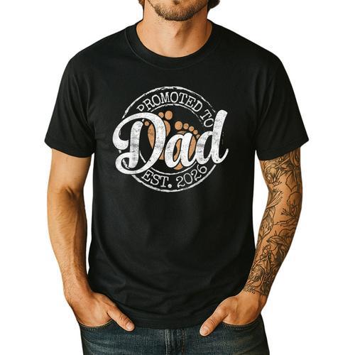 Promoted To Dad Est 2026 Stamp First Time Daddy To Be Men's Casual T-Shirt - Father's Day Fun