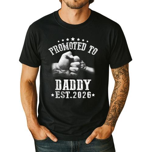 Promoted To Daddy Est 2026 Soon To Be Daddy 2026 Men's Casual T-Shirt - Father's Day Fun