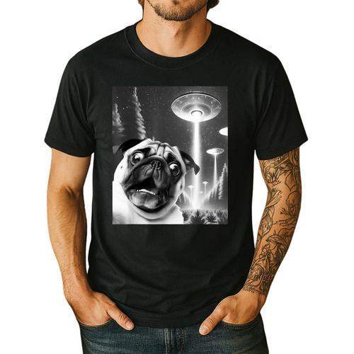 Pug Alien UFO Taking a Selfie Dog Mom Dad Men's Casual T-Shirt - Father's Day Fun