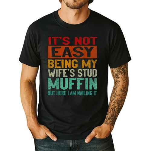 Retro Fathers Day Not Easy Being My Wifes Stud Muffin Dad Men's Casual T-Shirt - Father's Day Fun