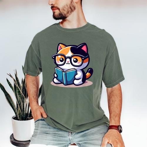 Adorable Book Lover Calico Cat With Reading Glasses Cute For Men Women Kids Men's Comfort Colors T-Shirt - Bookorys AU