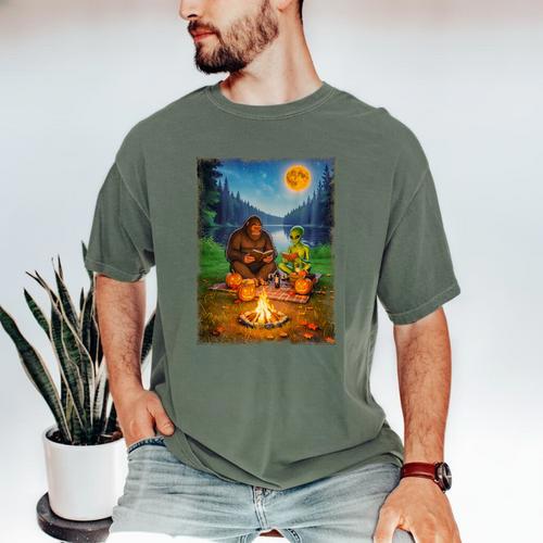 Bigfoot And Alien Reading Books Campfire Halloween Men's Comfort Colors T-Shirt - Bookorys CA