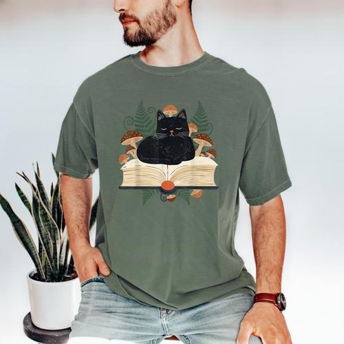 Cat On Open Book Mushrooms Ferns Dark Academia Men's Comfort Colors T-Shirt - Bookorys AU