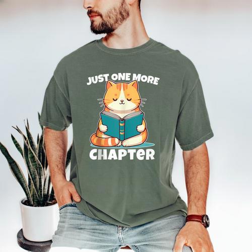 Cat Reading Books Bookworm Read One More Chapter Men's Comfort Colors T-Shirt - Bookorys DE