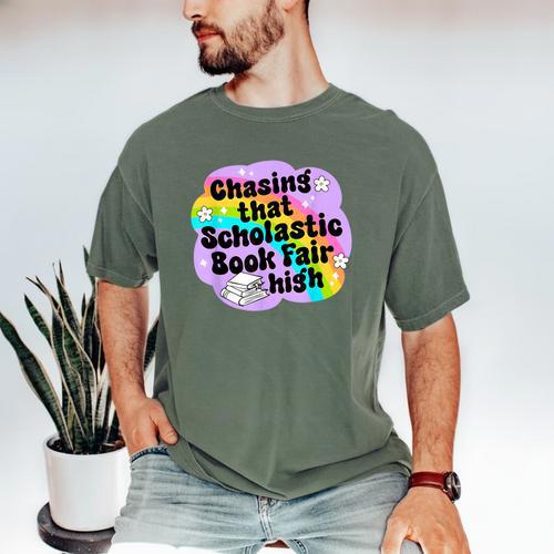 Chasing That Scholastic Book Fair High Book Lovers Men's Comfort Colors T-Shirt - Bookorys AU