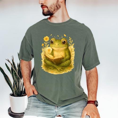 Cottagecore Whimsical Green Frog Peacefully Reading Book Men's Comfort Colors T-Shirt - Bookorys AU