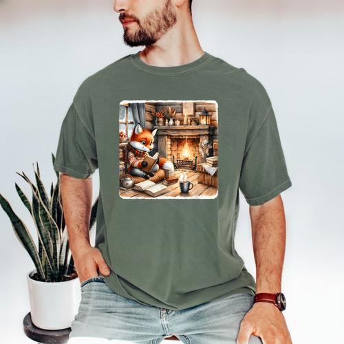 Fox Reads By Fireplace In Cabin Rustic Book Cozy Cup Tea Men's Comfort Colors T-Shirt - Bookorys DE