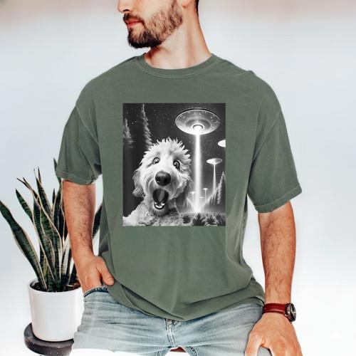 Goldendoodle Alien UFO Taking a Selfie Dog Mom Dad Men's Comfort Colors T-Shirt - Father's Day Fun