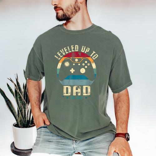 I Leveled Up To Dad 2025 Promoted To Daddy Soon To Be Father Men's Comfort Colors T-Shirt - Father's Day Fun