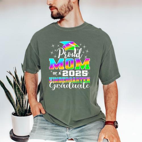 Proud Mom Of Kindergarten Graduate 2025 Graduation Mom Men's Comfort Colors T-Shirt - Best Gift Smart