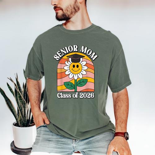 Senior Mom Class Of 2026 Daisy Flower Retro Graduation Men's Comfort Colors T-Shirt - Best Gift Smart