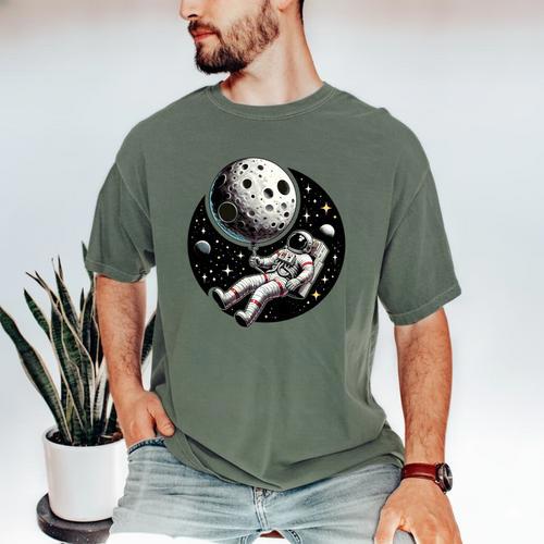Astronaut Aesthetic Holding Moon Balloon Planets Introvert Men's Comfort Colors T-Shirt - Raresse