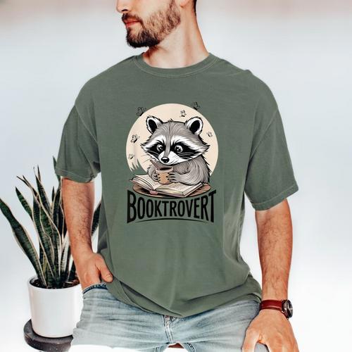 Booktrovert Raccoon Reading And Coffee For Book Lover Men's Comfort Colors T-Shirt - Bookorys UK