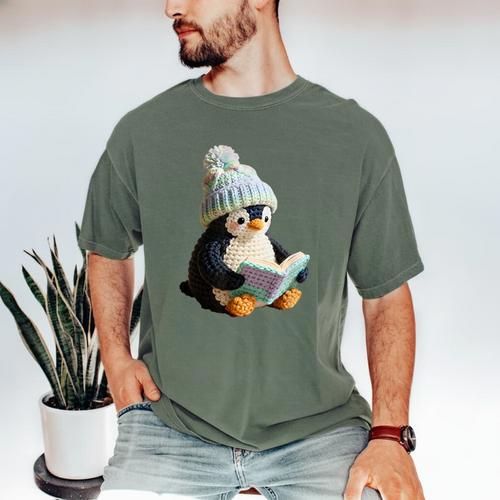 Cute Penguin Reading Book Faux-Crochet Print Men's Comfort Colors T-Shirt - Bookorys AU