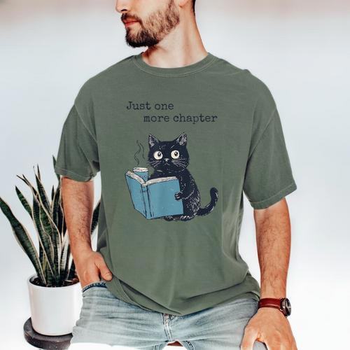 Just One More Chapter Bookworm Cat Book Lover Men's Comfort Colors T-Shirt - Bookorys UK