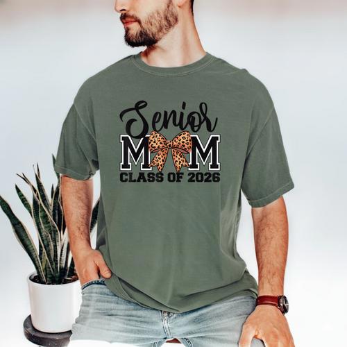 Senior Mom Class Of 2026 Graduation Leopard Coquette Bow Men's Comfort Colors T-Shirt - Best Gift Smart