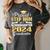 Proud Step Mom Of Kindergarten Graduate 2024 Graduation Step Women's Comfort Colors T-Shirt Pepper
