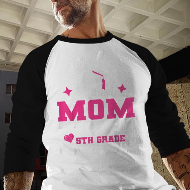 Proud Mom Of 2024 5th Grade Graduate Mother Graduation Baseball Raglan Shirt