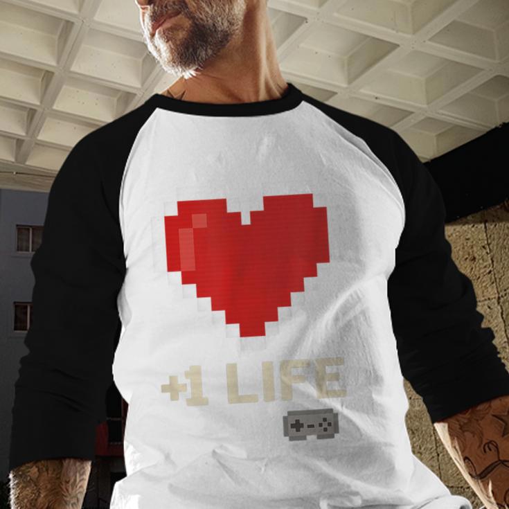Retro Gamer 1 Life Pixel Heart – 8-Bit Gaming Nostalgia Baseball Raglan Shirt