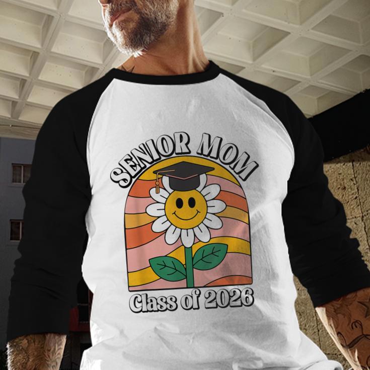 Senior Mom Class Of 2026 Daisy Flower Retro Graduation Baseball Raglan Shirt