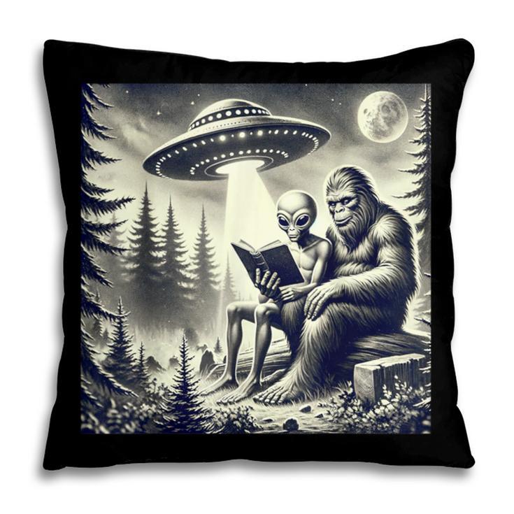 Bigfoot With Alien Reading A Book Bigfoot And UFO Pillowcase