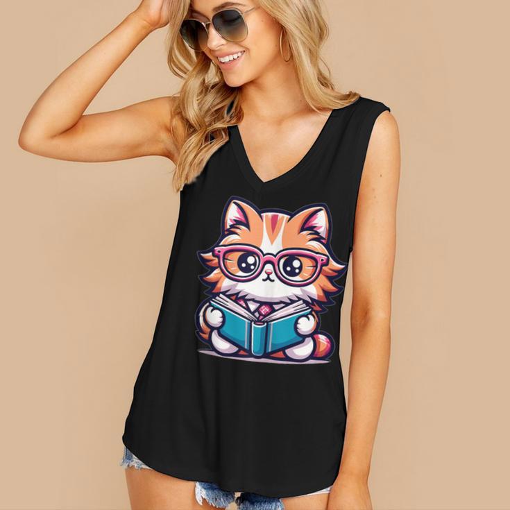 Adorable Book Lover Maine Coon Cat With Reading Glasses Cute Women's V-Neck Tank Top