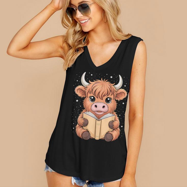 Cute Highland Cow Reading Book Women's V-Neck Tank Top