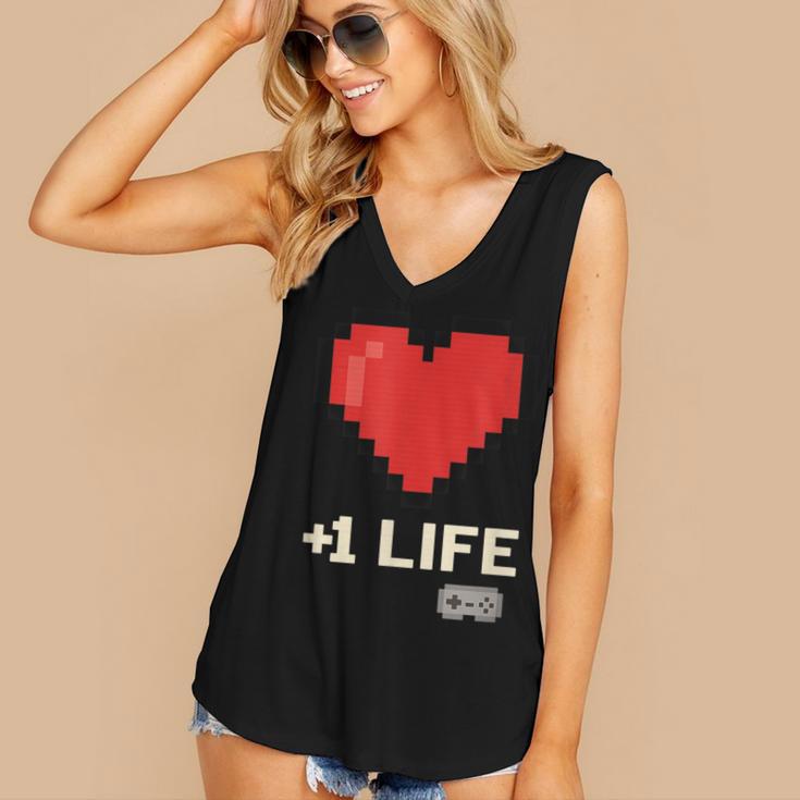 Retro Gamer 1 Life Pixel Heart – 8-Bit Gaming Nostalgia Women's V-Neck Tank Top