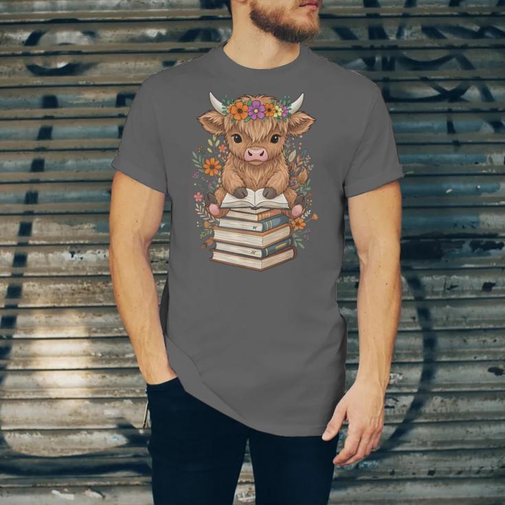 Cute Baby Highland Cow Reading Book Librarian Bookworm Unisex Jersey T-Shirt Cute Baby Highland Cow Reading Book Librarian Bookworm Unisex Jersey T-Shirt