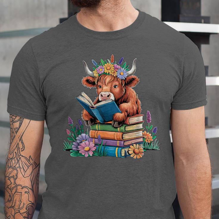 Cute Highland Cow Reading Book Baby Cow Bookworm Unisex Jersey T-Shirt
