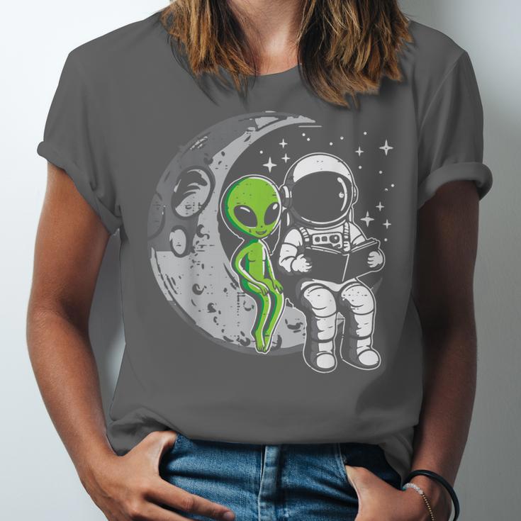 Astronaut Reading Book To Alien Moon Space Women Kids Men Unisex Jersey T-Shirt
