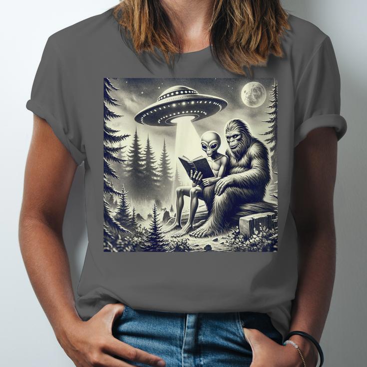 Bigfoot With Alien Reading A Book Bigfoot And UFO Unisex Jersey T-Shirt Bigfoot With Alien Reading A Book Bigfoot And UFO Unisex Jersey T-Shirt