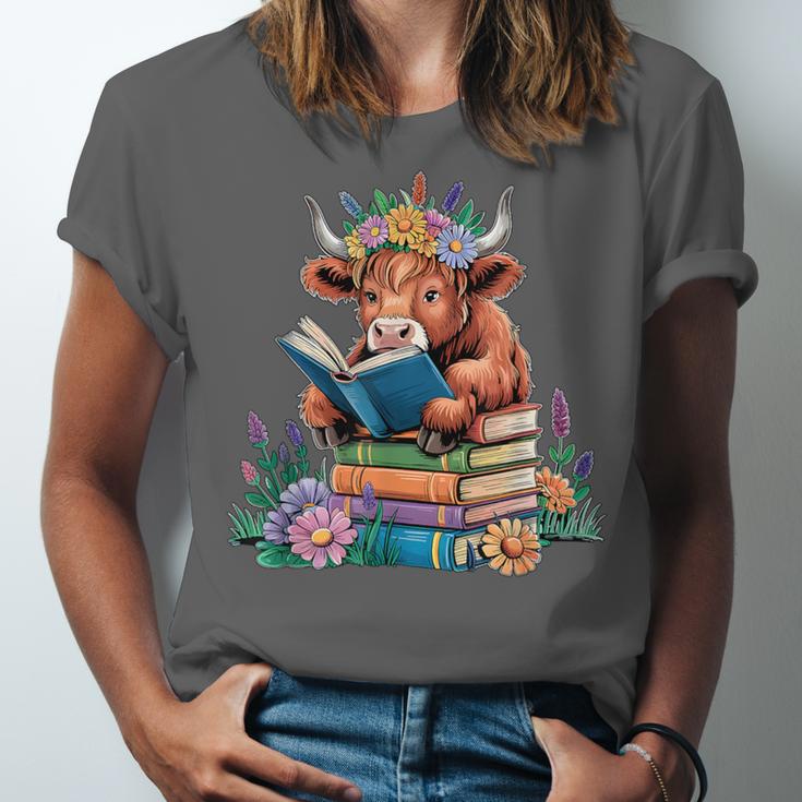 Cute Highland Cow Reading Book Baby Cow Bookworm Unisex Jersey T-Shirt