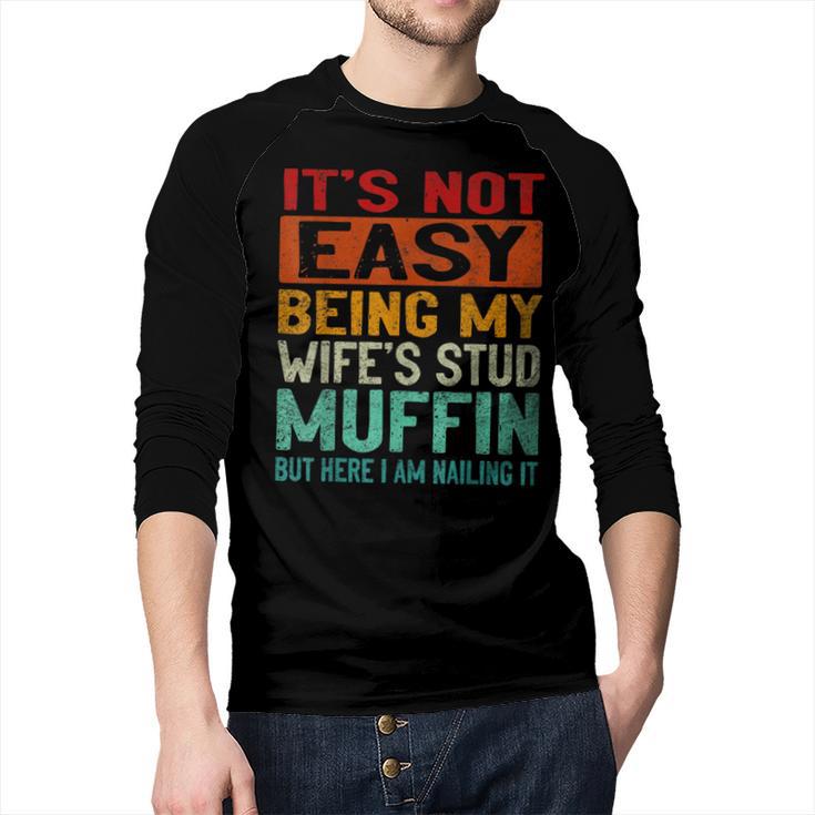 Retro Fathers Day Not Easy Being My Wifes Stud Muffin Dad Men Baseball Raglan Shirt
