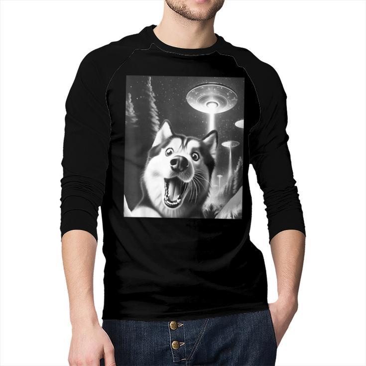 Siberian Husky Alien UFO Taking a Selfie Dog Mom Dad Men Baseball Raglan Shirt
