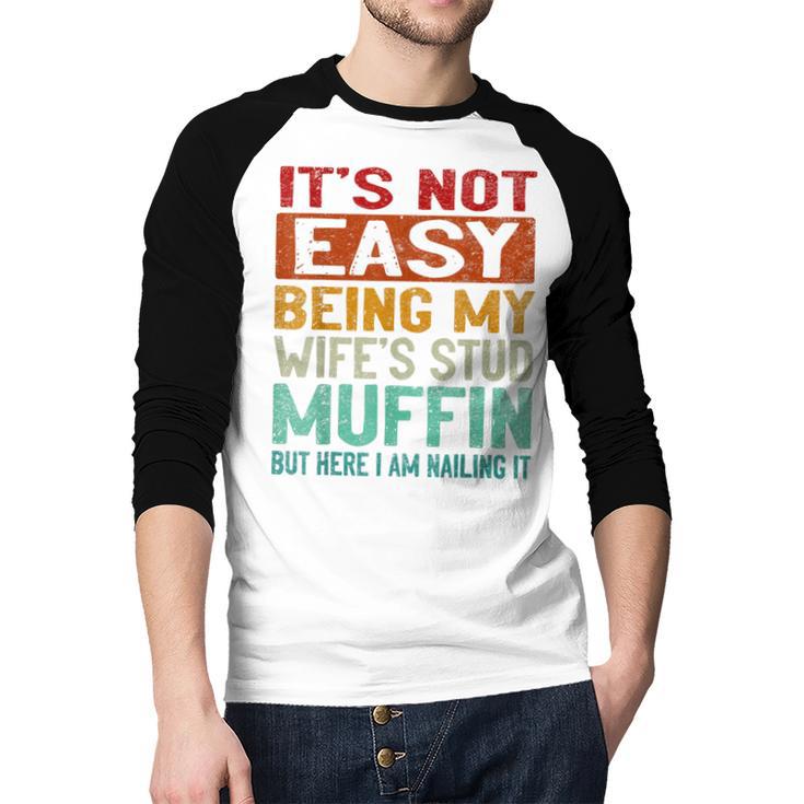 Retro Fathers Day Not Easy Being My Wifes Stud Muffin Dad Men Baseball Raglan Shirt