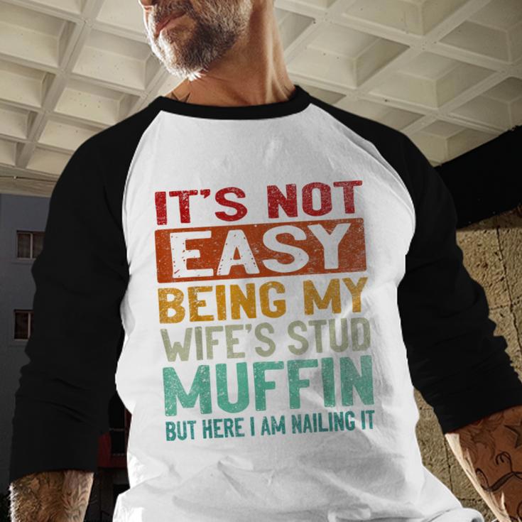 Retro Fathers Day Not Easy Being My Wifes Stud Muffin Dad Men Baseball Raglan Shirt
