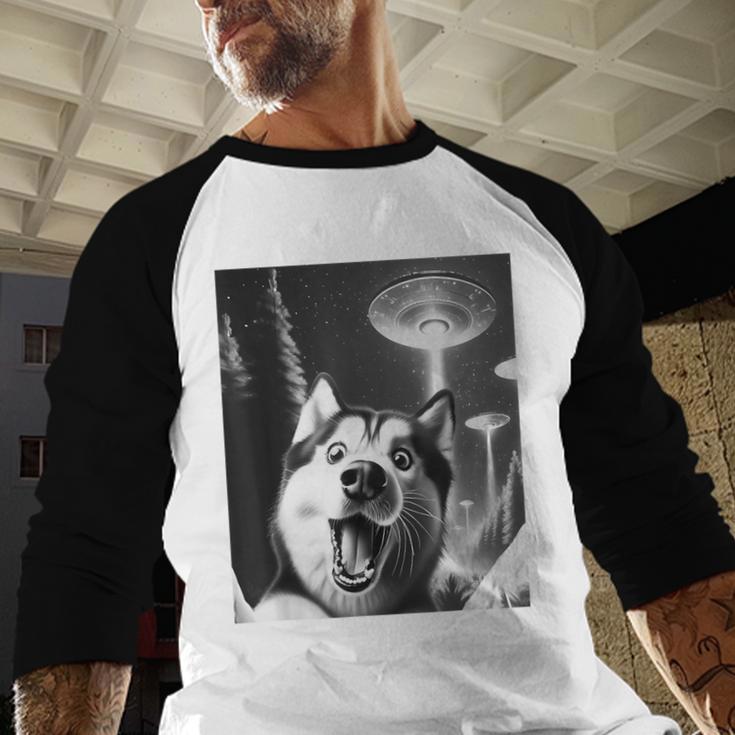 Siberian Husky Alien UFO Taking a Selfie Dog Mom Dad Men Baseball Raglan Shirt